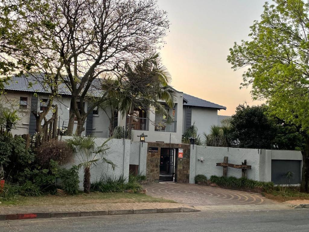 Africa Footprints Lodge Kempton Park Exterior photo